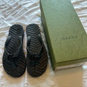 Size 38 Gucci rubber logo flip flop